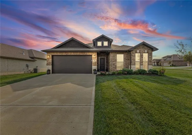 2nd image of 7559 Arapahoe Dr, Shawnee, KS 66227 | MLS# 2632461