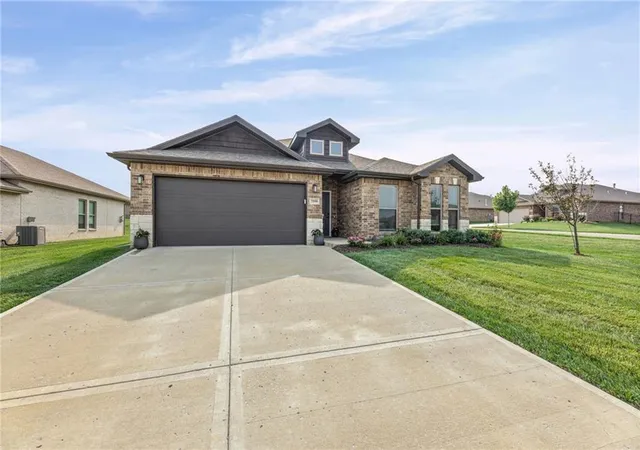 3rd image of 7559 Arapahoe Dr, Shawnee, KS 66227 | MLS# 2632461