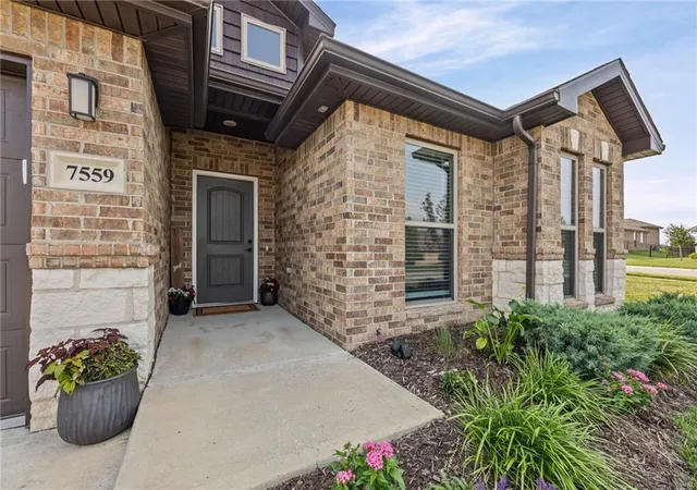 5th image of 7559 Arapahoe Dr, Shawnee, KS 66227 | MLS# 2632461