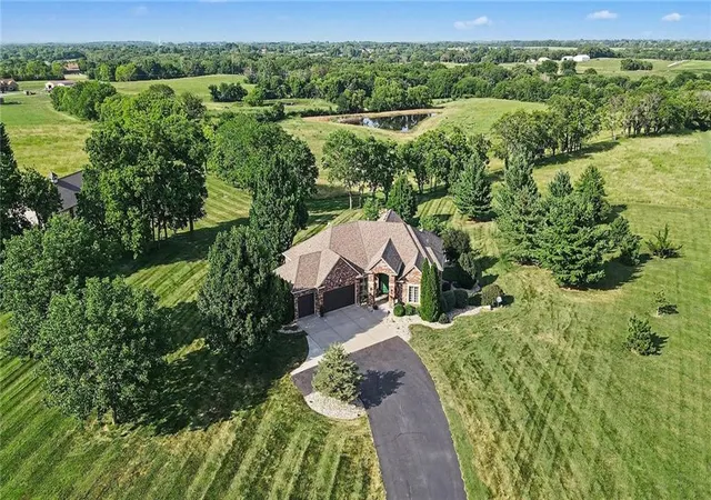 Photo 2 of Single family home for sale at 4808 Northeast 137th St, Smithville, MO 64089 | MLS# 2632469 | Listing updated on 2026-09-02