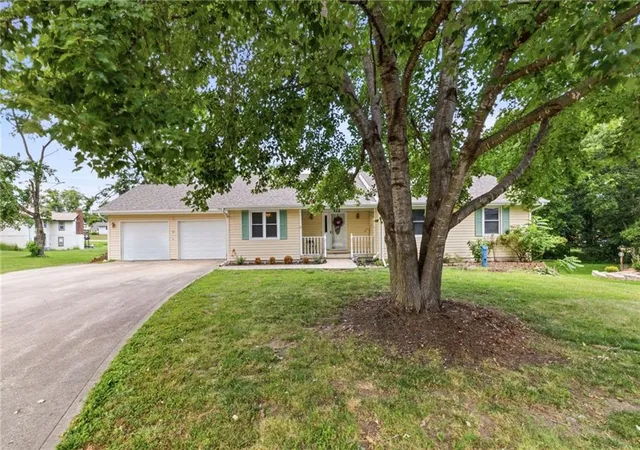 Photo 2 of Single family home for sale at 402 E 16th Street Cir, Kearney, MO 64060 | MLS# 2632475 | Listing updated on 2026-10-08