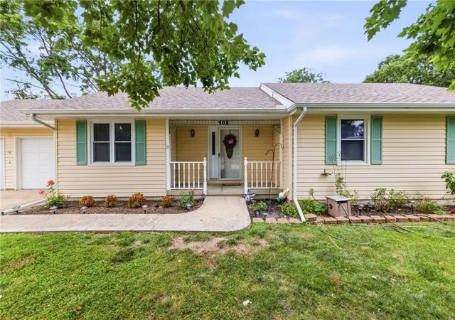 Photo 3 of Single family home for sale at 402 E 16th Street Cir, Kearney, MO 64060 | MLS# 2632475 | Listing updated on 2026-10-08
