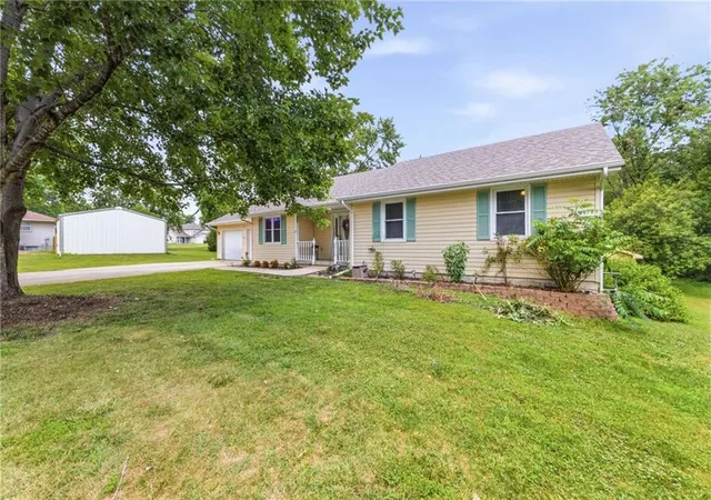 Photo 4 of Single family home for sale at 402 E 16th Street Cir, Kearney, MO 64060 | MLS# 2632475 | Listing updated on 2026-10-08