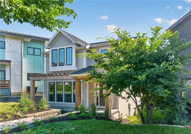 Photo 3 of Single family home for sale at 2511 Forest Ave, Kansas City, MO 64108 | MLS# 2632497 | Listing updated on 2026-10-03