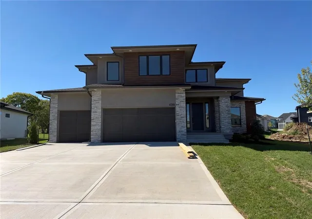 Single family home for sale at 18612 Ironwood St, Overland Park, KS 66085 | MLS# 2632502