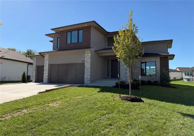 Photo 3 of Single family home for sale at 18612 Ironwood St, Overland Park, KS 66085 | MLS# 2632502 | Listing updated on 2026-10-05