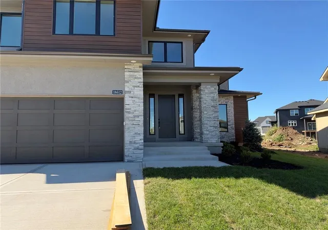 Photo 4 of Single family home for sale at 18612 Ironwood St, Overland Park, KS 66085 | MLS# 2632502 | Listing updated on 2026-10-05