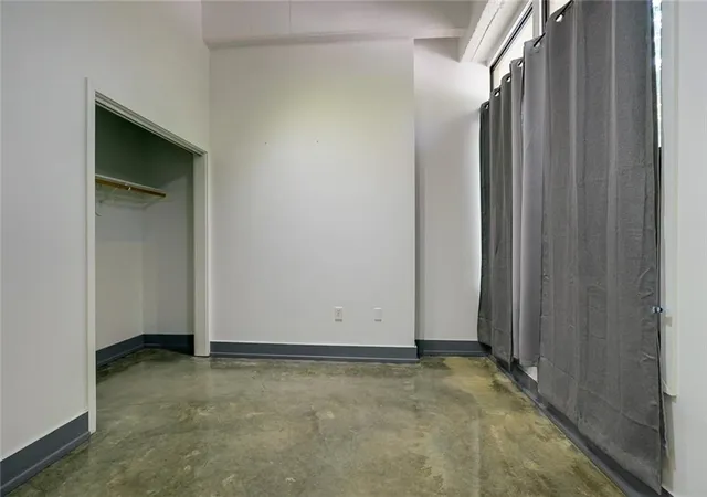 Listing Photo 2 - Condo for sale in building located at 3001 Gillham Rd, Kansas City, MO 64108 - Unit #102