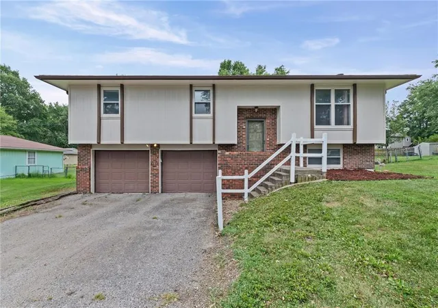 1st image of 407 Sellers Pl, Lathrop, MO 64465 | MLS# 2632520