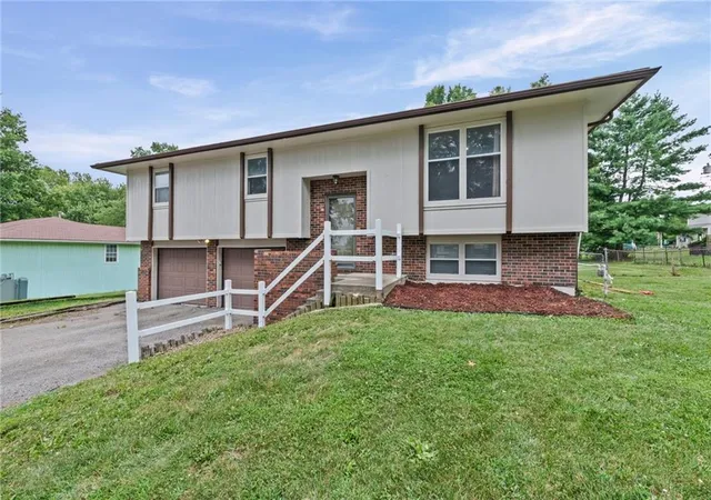 3rd image of 407 Sellers Pl, Lathrop, MO 64465 | MLS# 2632520