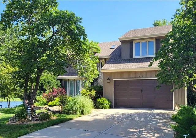 Photo 1 of Single family home for sale at 822 Sw Lighthouse Point, Lees Summit, MO 64082 | MLS# 2632522 | Listing updated on 2026-08-13