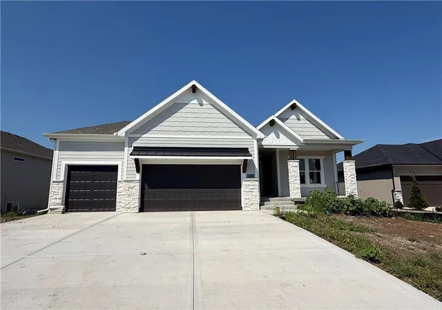 Single family home for sale at 18500 Pawnee Ln, Overland Park, KS 66085 | MLS# 2632525