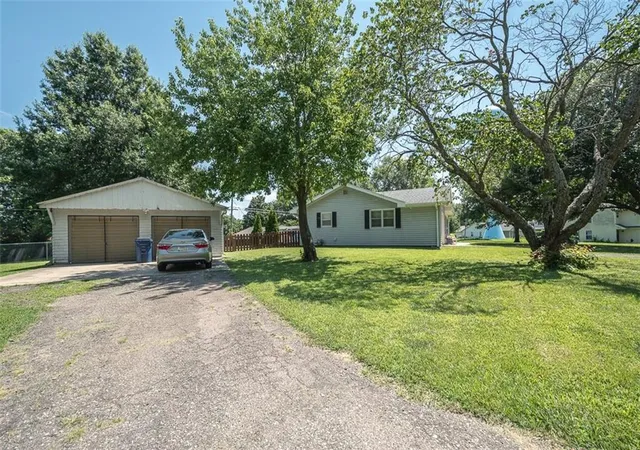 4th image of 400 Kansa Dr, Ozawkie, KS 66070 | MLS# 2632531