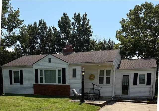 2nd image of 2405 E Mechanic St, Harrisonville, MO 64701 | MLS# 2632532