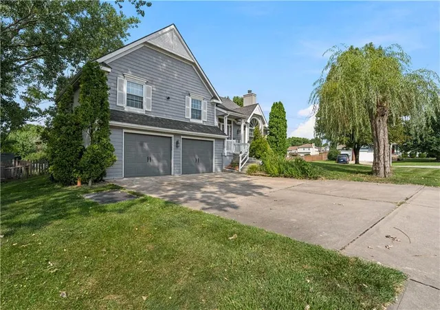 Photo 2 of Sale Pending at 10126 N Highland Ter, Kansas City, MO 64155 | MLS# 2632537 | Listing updated on 2026-08-30