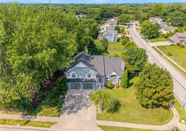 Photo 4 of Sale Pending at 10126 N Highland Ter, Kansas City, MO 64155 | MLS# 2632537 | Listing updated on 2026-08-30