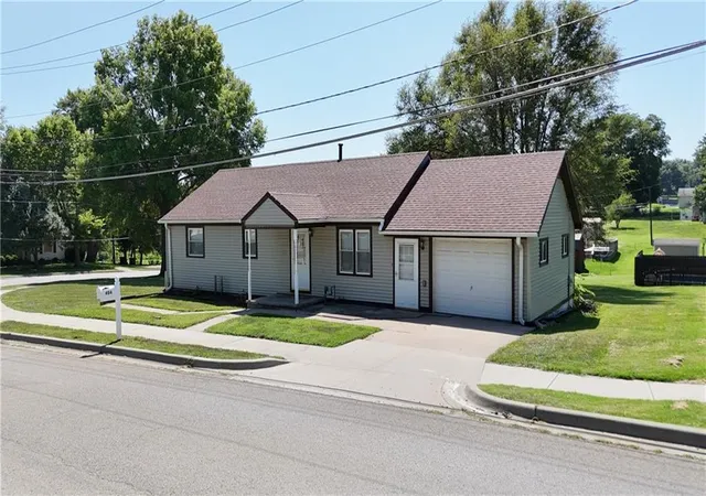 Photo 2 of Single family home for sale at 404 6th Street S, Savannah, MO 64485 | MLS# 2632551 | Listing updated on 2026-09-01
