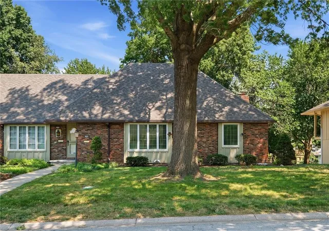 Listing Photo 4 - Condo for sale in building located at 1308 NW 6th St, Blue Springs, MO 64014