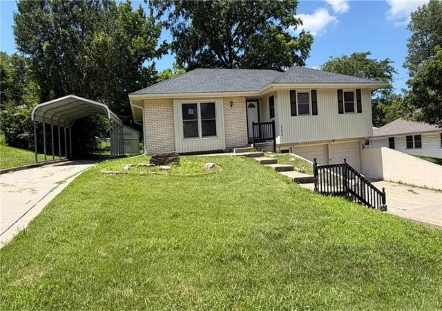 1st image of 1424 Western St, Leavenworth, KS 66048 | MLS# 2632563