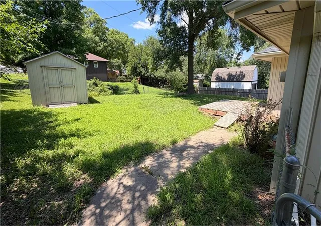 2nd image of 1424 Western St, Leavenworth, KS 66048 | MLS# 2632563