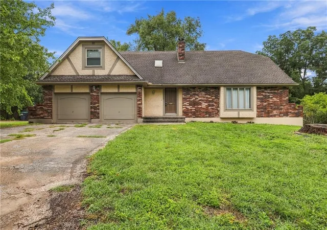 Photo 1 of Single family home for sale at 1600 Dana Dr, Blue Springs, MO 64014 | MLS# 2632566 | Listing updated on 2026-10-02