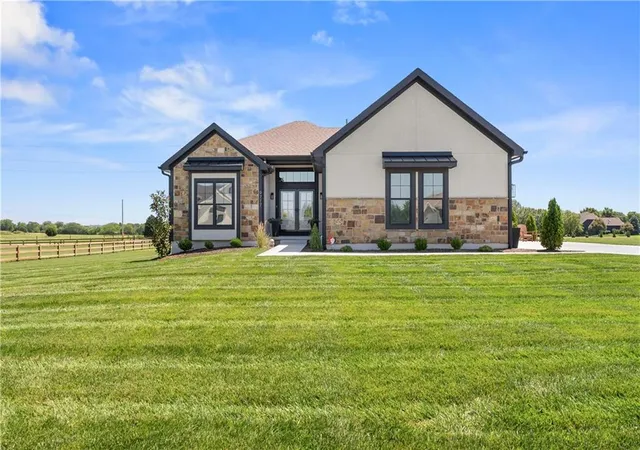 2nd image of 9717 Ingrid St, De Soto, KS 66018 | MLS# 2632569