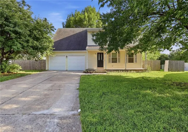 Photo 1 of Single family home for sale at 201 N Poplar Dr, Gardner, KS 66030 | MLS# 2632579 | Listing updated on 2026-08-28