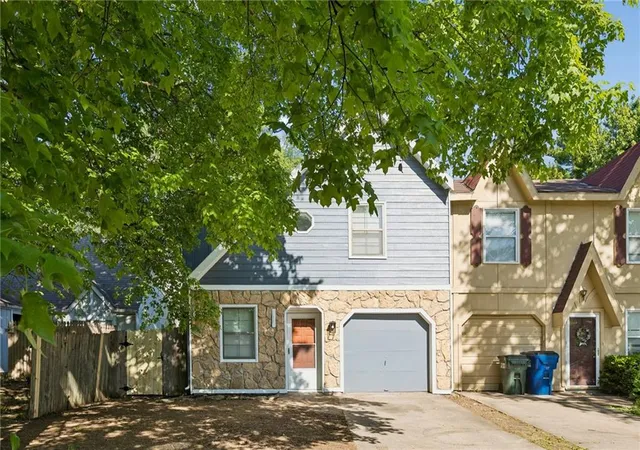 2nd image of 303 Northwood Ln, Lawrence, KS 66044 | MLS# 2632586