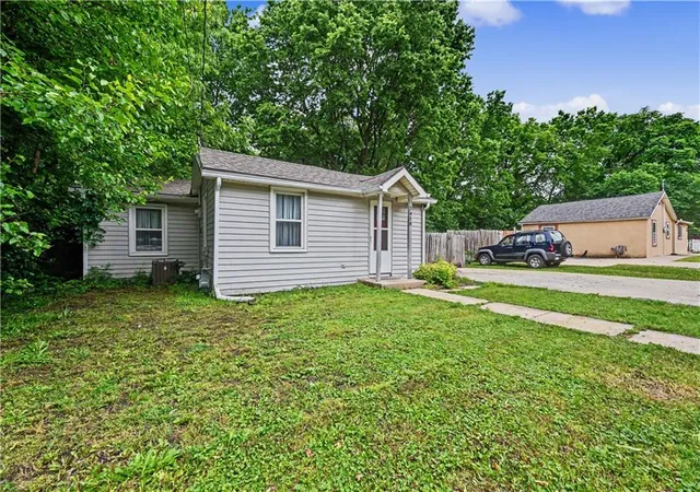 2nd image of 1418 Maple Ln, Lawrence, KS 66044 | MLS# 2632595