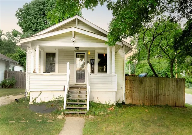 Single family home for sale at 227 S Ash Ave, Independence, MO 64053 | MLS# 2632604