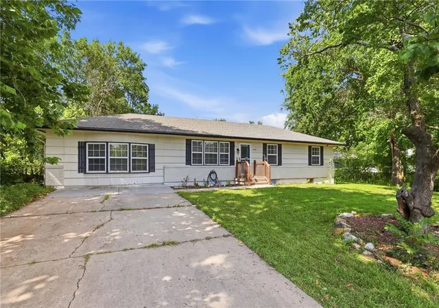 3rd image of 304 E South St, Harrisonville, MO 64701 | MLS# 2632610