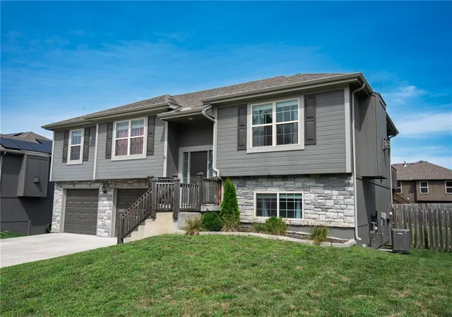 2nd image of 212 Ne Greystone Wy, Grain Valley, MO 64029 | MLS# 2632614