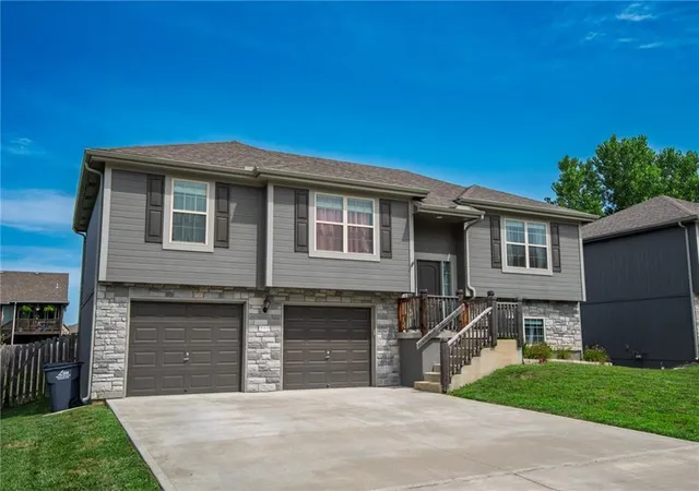 Photo 3 of Sale Pending at 212 Ne Greystone Way, Grain Valley, MO 64029 | MLS# 2632614 | Listing updated on 2026-08-11