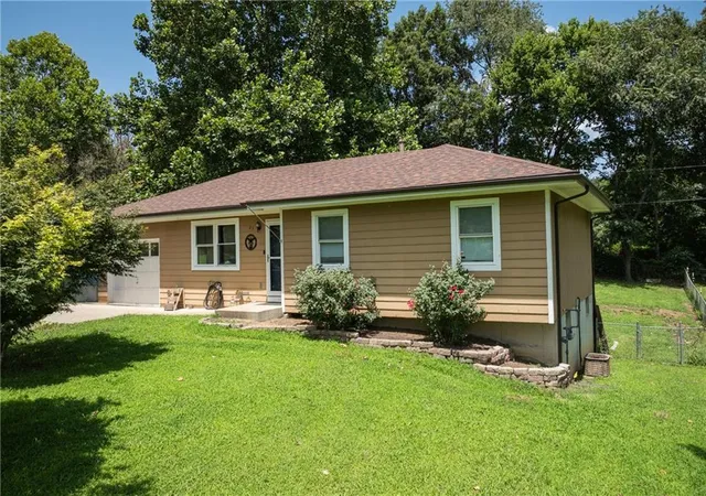 3rd image of 23 Se 190Th Rd, Warrensburg, MO 64093 | MLS# 2632624