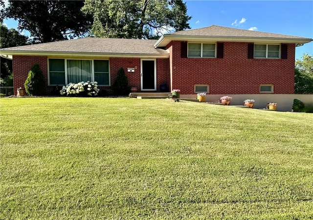 Photo 1 of Sale Pending at 904 Ne 60th Terrace, Kansas City, MO 64118 | MLS# 2632627 | Listing updated on 2026-08-31