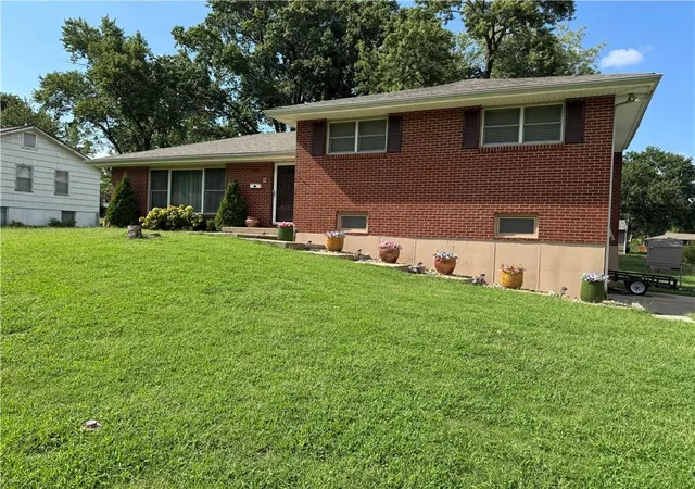 Photo 2 of Sale Pending at 904 Ne 60th Terrace, Kansas City, MO 64118 | MLS# 2632627 | Listing updated on 2026-08-31