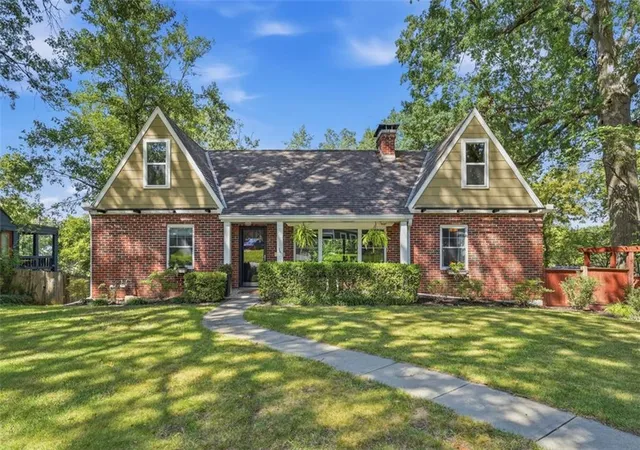 Photo 1 of Sale Pending at 928 E Drumm Cir, Independence, MO 64055 | MLS# 2632654 | Listing updated on 2026-09-05