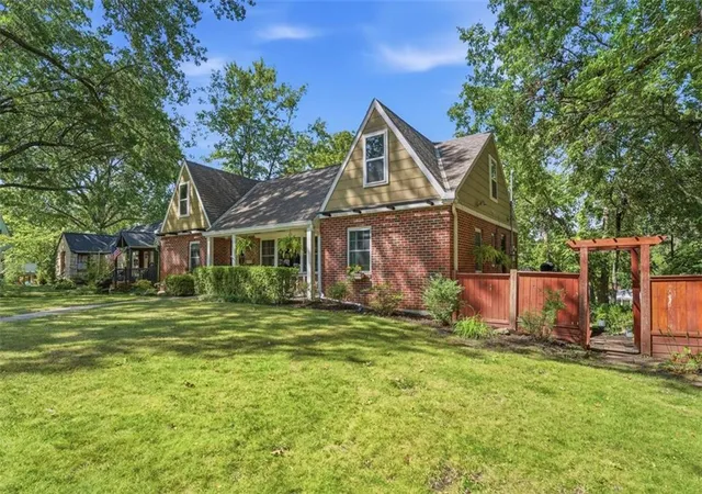Photo 2 of Sale Pending at 928 E Drumm Cir, Independence, MO 64055 | MLS# 2632654 | Listing updated on 2026-09-05