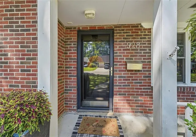 Photo 3 of Sale Pending at 928 E Drumm Cir, Independence, MO 64055 | MLS# 2632654 | Listing updated on 2026-09-05