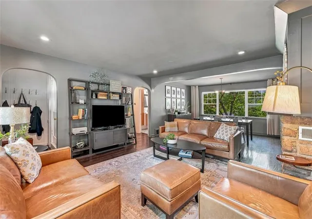 Photo 3 of Sale Pending at 928 E Drumm Cir, Independence, MO 64055 | MLS# 2632654 | Listing updated on 2026-09-05