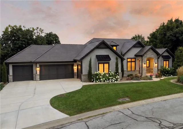 Photo 2 of Sale Pending at 4761 Nw Canyon Rd, Lees Summit, MO 64064 | MLS# 2632657 | Listing updated on 2026-09-14
