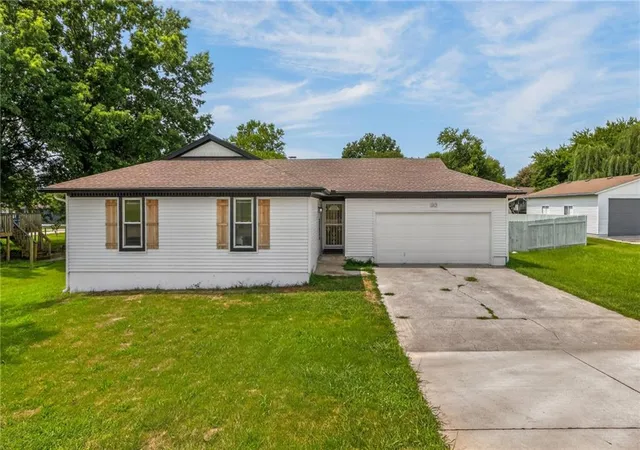 Photo 1 of Single family home for sale at 10512 N Oak Trafficway, Kansas City, MO 64155 | MLS# 2632682 | Listing updated on 2026-08-28