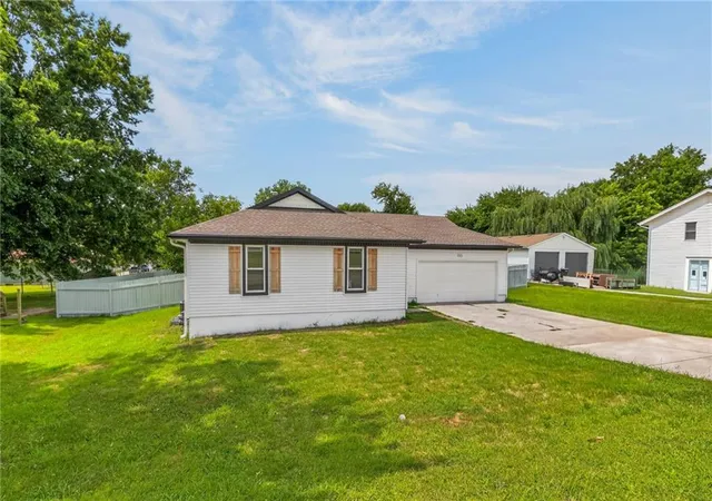 Photo 3 of Single family home for sale at 10512 N Oak Trafficway, Kansas City, MO 64155 | MLS# 2632682 | Listing updated on 2026-08-28