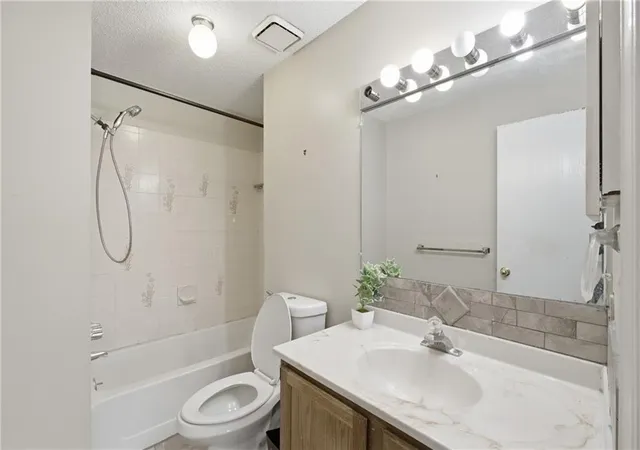 Listing Photo 2 - Condo for sale in building located at 8139 Holmes Rd, Kansas City, MO 64131 - Unit #202