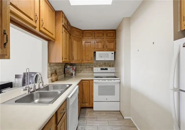 Listing Photo 5 - Condo for sale in building located at 8139 Holmes Rd, Kansas City, MO 64131 - Unit #202