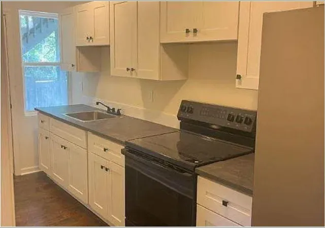 Listing Photo 4 - Condo for sale in building located at 2305 E 37th St, Kansas City, MO 64109