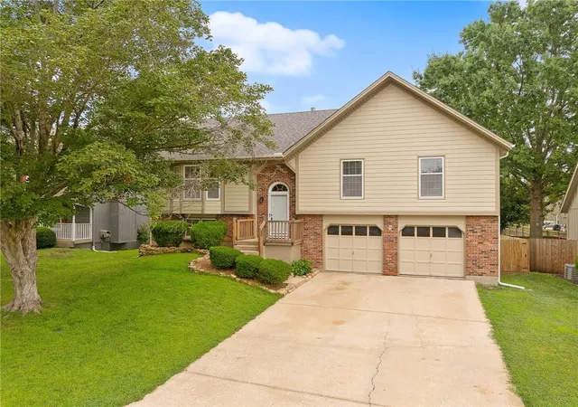 Photo 1 of Sale Pending at 14717 S Seminole Dr, Olathe, KS 66062 | MLS# 2632690 | Listing updated on 2026-08-03