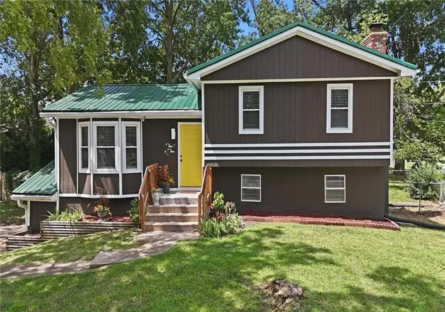 Single family home for sale at 1010 E Langsford Rd, Lees Summit, MO 64063 | MLS# 2632691