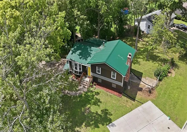 Photo 3 of Single family home for sale at 1010 E Langsford Rd, Lees Summit, MO 64063 | MLS# 2632691 | Listing updated on 2026-10-08