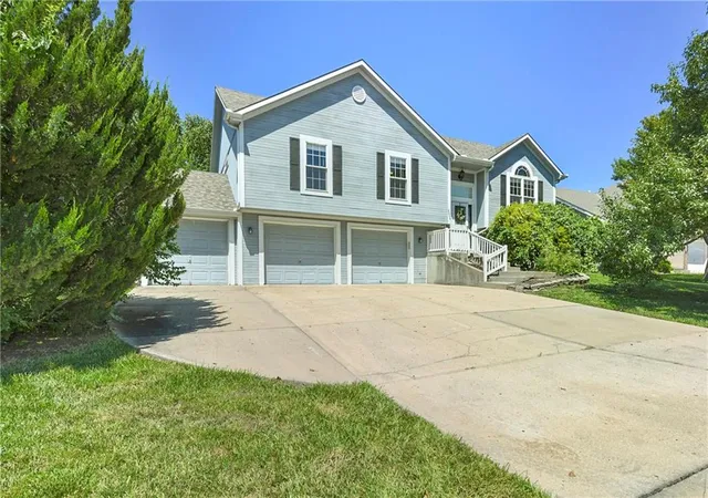 1st image of 2606 S 24th St, Leavenworth, KS 66048 | MLS# 2632703